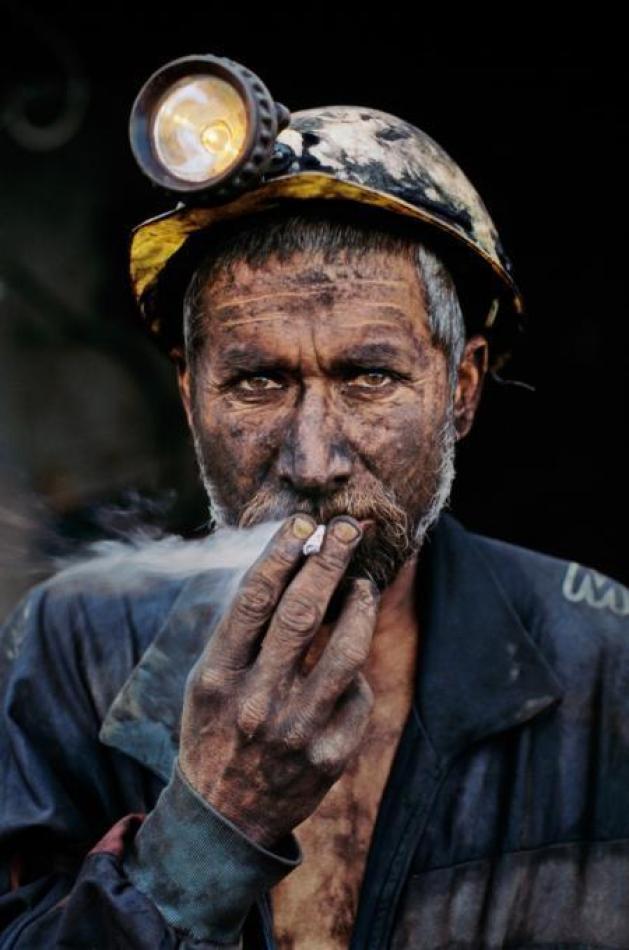 smoking-coal-miner-pol-e-khomri-afghanistan-2002-1-c04895